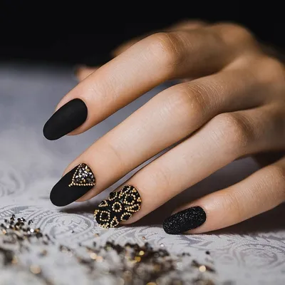 Черные ногти – модный выбор маникюра на зиму 2024 года: идеи стильных  дизайнов. Читайте на UKR.NET