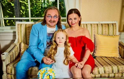 Игорь Николаев забрал жену и дочь из роддома