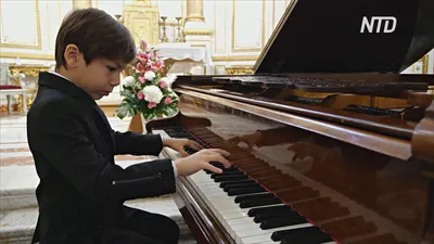 портрет мальчика, играющего на фортепиано. расслабляющая игра на пианино  Стоковое Фото - изображение насчитывающей сработанность, аппаратура:  218768480