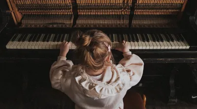Девушка играет на пианино в Альпах…» — создано в Шедевруме