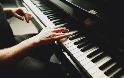 Мужчина играет на пианино :: Стоковая фотография :: Pixel-Shot Studio