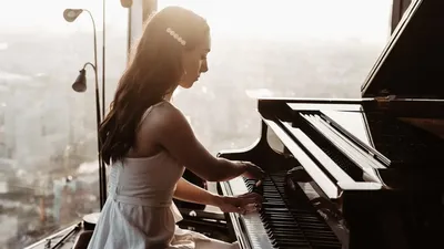 Женщина играет на пианино стоковое фото. изображение насчитывающей рука -  172887480