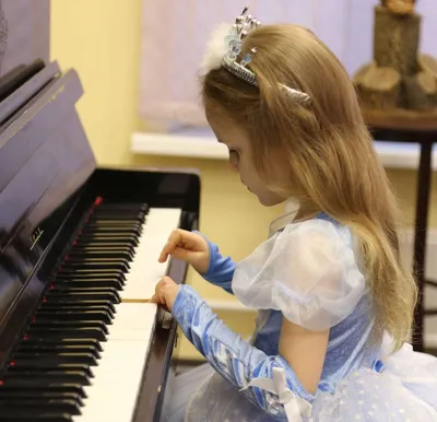 Мужчина учит девочку играть на пианино :: Стоковая фотография :: Pixel-Shot  Studio