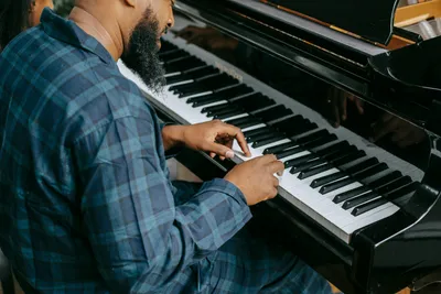 Мужчина играет на пианино, фото в …» — создано в Шедевруме