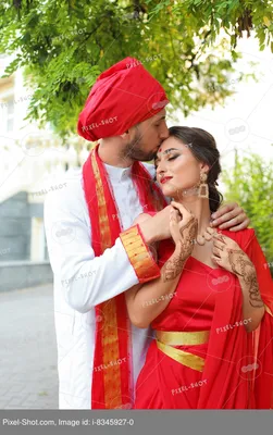 Индийская доля пар уютный момент перед памятником любви «тадж-махал»  Редакционное Фото - изображение насчитывающей влюбленность,  пепельнообразные: 208072311