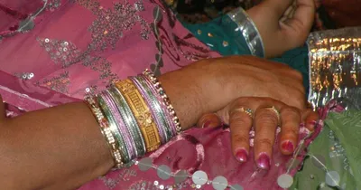 Индийский браслет холдинга руки невест Стоковое Изображение - изображение  насчитывающей рука, его: 178643065
