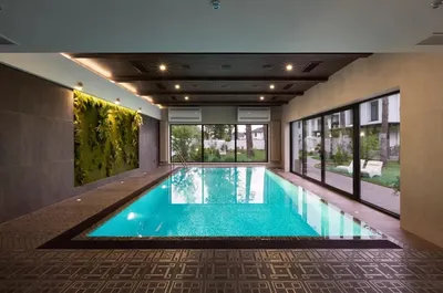 Дизайн интерьера бассейна в загородном доме в современном стиле