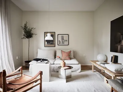 Современный интерьер гостиной в серых тонах с разноцветной подушкой на  стуле :: Стоковая фотография :: Pixel-Shot Studio
