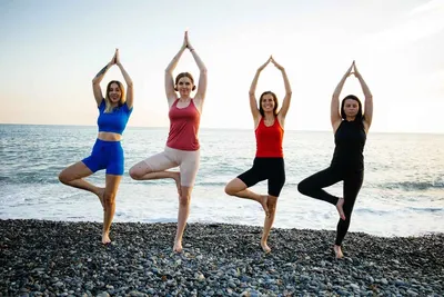 Женщина в позе йоги на пляже, йога отступление и обучение. | Премиум Фото