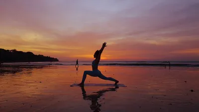 Молодая здоровая женщина медитирует и тренируется в позе йоги на море |  Премиум Фото