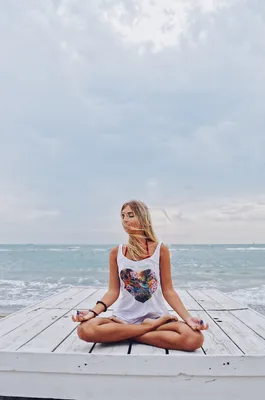Om yoga ocean sea йога море поза лотоса | Позы йоги, Фотографии йоги,  Упражнения для йоги