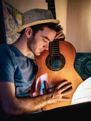 Испанская гитара стоковое фото. изображение насчитывающей нот - 26221346