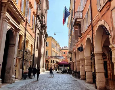 A Day Trip to Modena - Lions in the Piazza