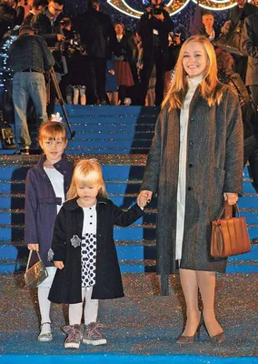 Шелковое платье, очки и кеды: Юлия Высоцкая предстала в стильном образе |  WMJ.ru