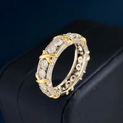 Закрытие бриллиантов кольца ювелирные украшения на черном кожаном фоне  Стоковое Изображение - изображение насчитывающей конструкция, торжество:  159619573
