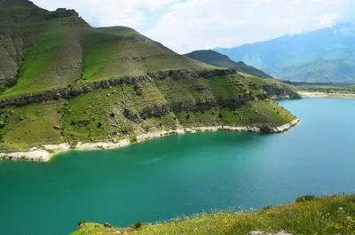 Российский бренд СЕВЕР - Кабардино-Балкария, озеро Гийбашкёль. ⠀ Озеро  Гийбашкель находится в Черекском ущелье выше 3000 метров над уровнем моря.  Пейзаж необычный, будто из «Властелина колец». Встречаются и мирно  пасущиеся лошади, и