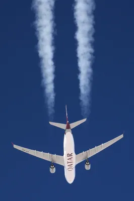 Фото Самолет в небе с розовым облаком