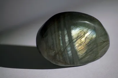 Камень лабрадорит: описание, магические свойства, кому подходит, как носить