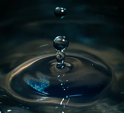 Капля воды падающая в воду в …» — создано в Шедевруме
