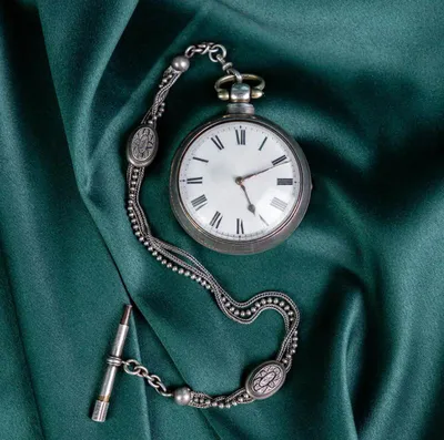 Старинные антикварные карманные часы. | Премиум Фото