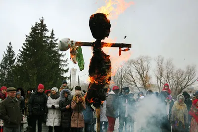 На центральной площади ЦПКиО в Екатеринбурге установили чучело Масленицы:  Общество: Облгазета