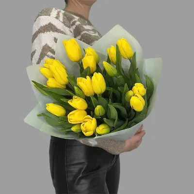 Купить букет из 19 желтых тюльпанов в шляпной коробке с доставкой в  Краснодаре