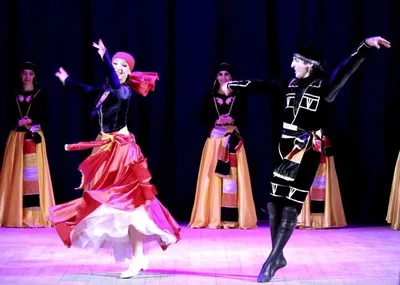 Живи, чтобы танцевать. Танцуй, чтобы жить»: горячие кавказские танцы на  холодном Севере