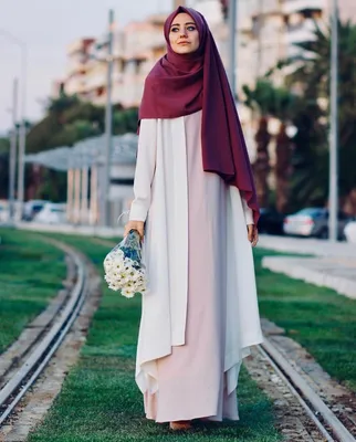 современная мусульманка, одетая в стильный хиджаб, изолированная на розовом  фоне. мода хиджаба Стоковое Фото - изображение насчитывающей красивейшее,  элегантность: 269742542