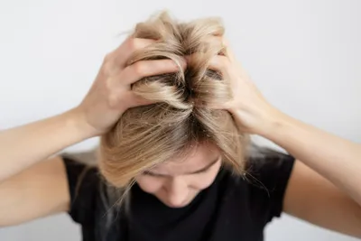 Как сделать волосы блестящими и гладкими с помощью копеечного средства —  Полезные статьи