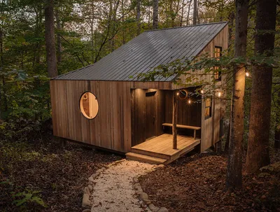 Уютная маленькая хижина в лесу с качелью, местом для медитаций и террасой 〛  ◾ Фото ◾ Идеи ◾ Дизайн
