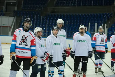 Врачи и пациенты сыграли в хоккей на «Шайбе»