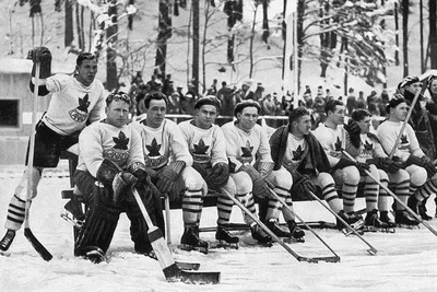 Шайбу! На льду Байкала легенды мирового спорта сыграли в хоккей | ЭКОЛОГИЯ  | АиФ Иркутск