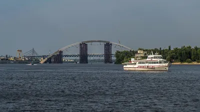 Вид На Пешеходный Мост Через Реку Днепр В Киеве Украина — стоковые  фотографии и другие картинки Архитектура - iStock