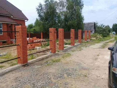 Деревянный забор с кирпичными столбами в Москве - цена установки под ключ  🏠 | СтройДизайн