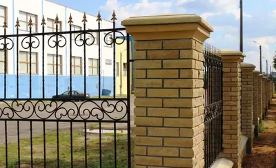 Стильный белый забор с кирпичными столбами ЕШ-198 - купить в Москве, цена,  фото, отзывы, характеристики