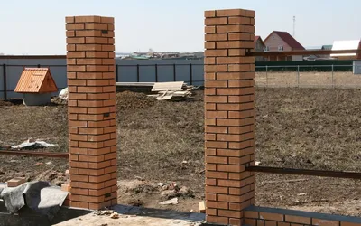Забор с кирпичными столбами, цена в Ярославле | Установка под ключ столбов  из кирпича