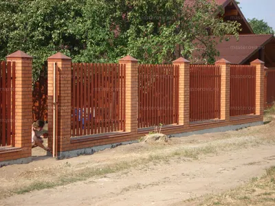 Забор из металлического штакетника с кирпичными столбами на 6 соток в Туле.  Цены с установкой.