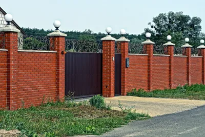Кирпичный забор для частной территории купить по цене 1765 руб в Москве от  производителя