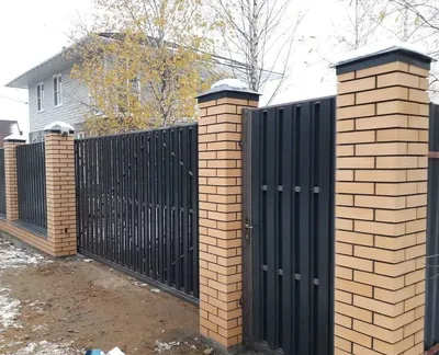 Кирпичный забор с серым евроштакетником купить по цене 83000 руб. в Москве  от производителя