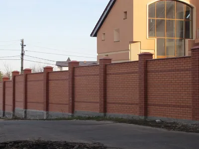 Забор двухцветный кирпичный с ковкой в Новосибирска | Цена на забор  двухцветный кирпичный