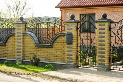 Заборы из кирпича | Стоимость, цены на строительство кирпичного забора под  ключ в Екатеринбурге