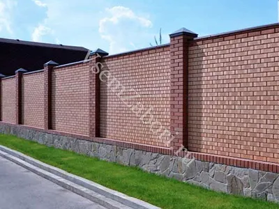 Кирпичный забор с орнаментом и ковкой в Калининграда | Цена на кирпичный  забор с орнаментом и ковкой