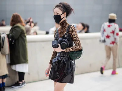 Модные девушки в центре города Пекина, Китае Редакционное Стоковое Фото -  изображение насчитывающей снаружи, фарфор: 91876658