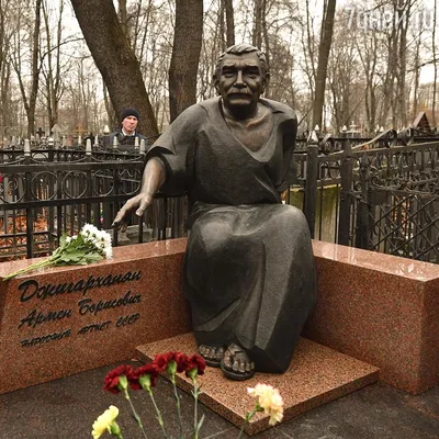 Могилы Новодевичьего кладбища, мимо которых не пройдёшь