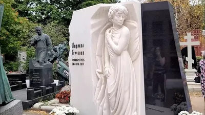 Как выглядят памятники знаменитостей на кладбищах - KP.RU