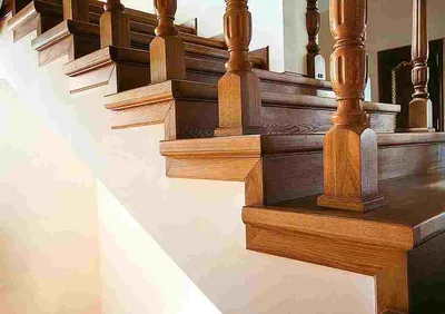 Лестницы в Кропоткине, изготовление на заказ из массива сосна, дуб, ясень,  бук