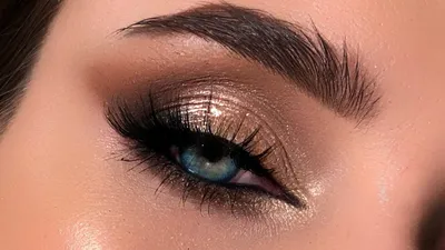 Виктория Гришина on Instagram: “Почти классический макияж😉 #grishinamakeup  #eyeliner #redlips #hotmakeup #стрелки… | Идеи макияжа, Классический макияж,  Макияж глаз