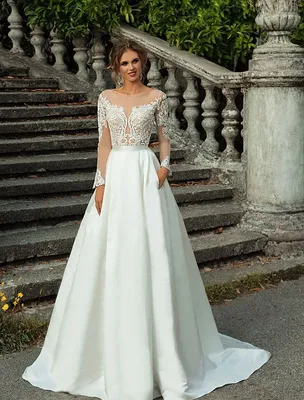 Недорогое классическое свадебное платье с атласной юбкой купить в Москве