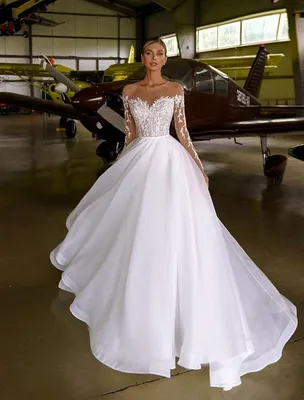 Классическое свадебное платье с шифоновой юбкой купить в Москве