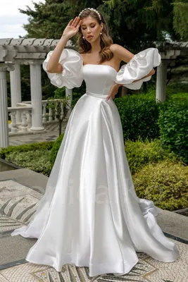 Свадебное атласное платье с прямым корсетом, открывающим плечи, съемным  рукавом и разрезом по ноге в Хабаровске